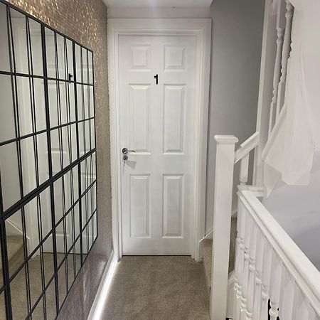 Air Conditioned Modern Double Bed Room With Private Attached Bathroom - Free Parking - Near London Heathrow Airport & Southall Broadway Bagian luar foto