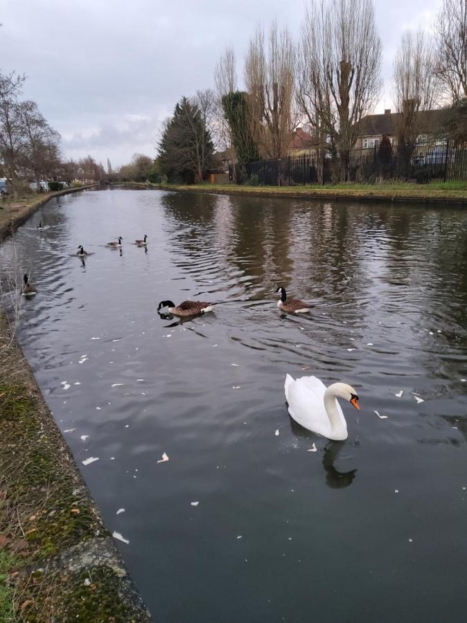 Air Conditioned Modern Double Bed Room With Private Attached Bathroom - Free Parking - Near London Heathrow Airport & Southall Broadway Bagian luar foto