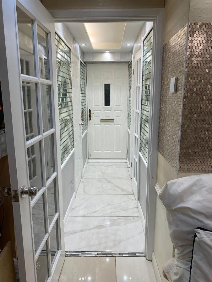 Air Conditioned Modern Double Bed Room With Private Attached Bathroom - Free Parking - Near London Heathrow Airport & Southall Broadway Bagian luar foto