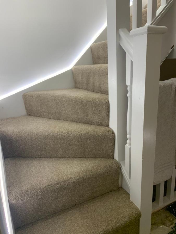 Air Conditioned Modern Double Bed Room With Private Attached Bathroom - Free Parking - Near London Heathrow Airport & Southall Broadway Bagian luar foto