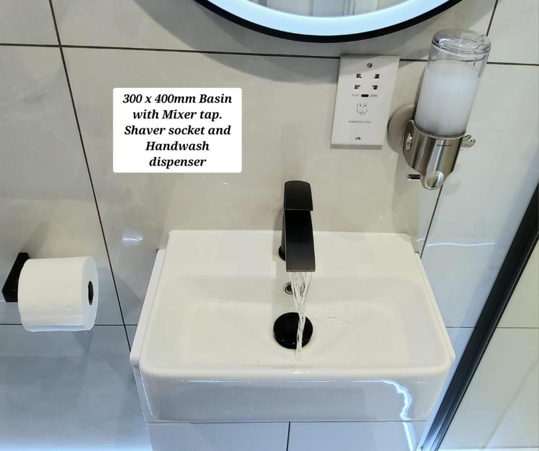Air Conditioned Modern Double Bed Room With Private Attached Bathroom - Free Parking - Near London Heathrow Airport & Southall Broadway Bagian luar foto