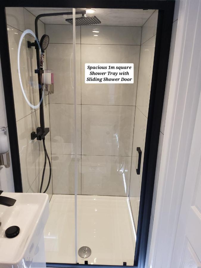 Air Conditioned Modern Double Bed Room With Private Attached Bathroom - Free Parking - Near London Heathrow Airport & Southall Broadway Bagian luar foto
