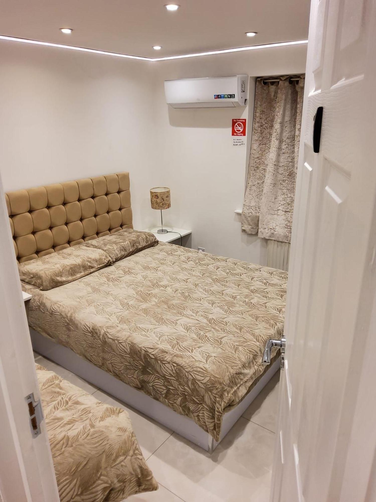 Air Conditioned Modern Double Bed Room With Private Attached Bathroom - Free Parking - Near London Heathrow Airport & Southall Broadway Bagian luar foto