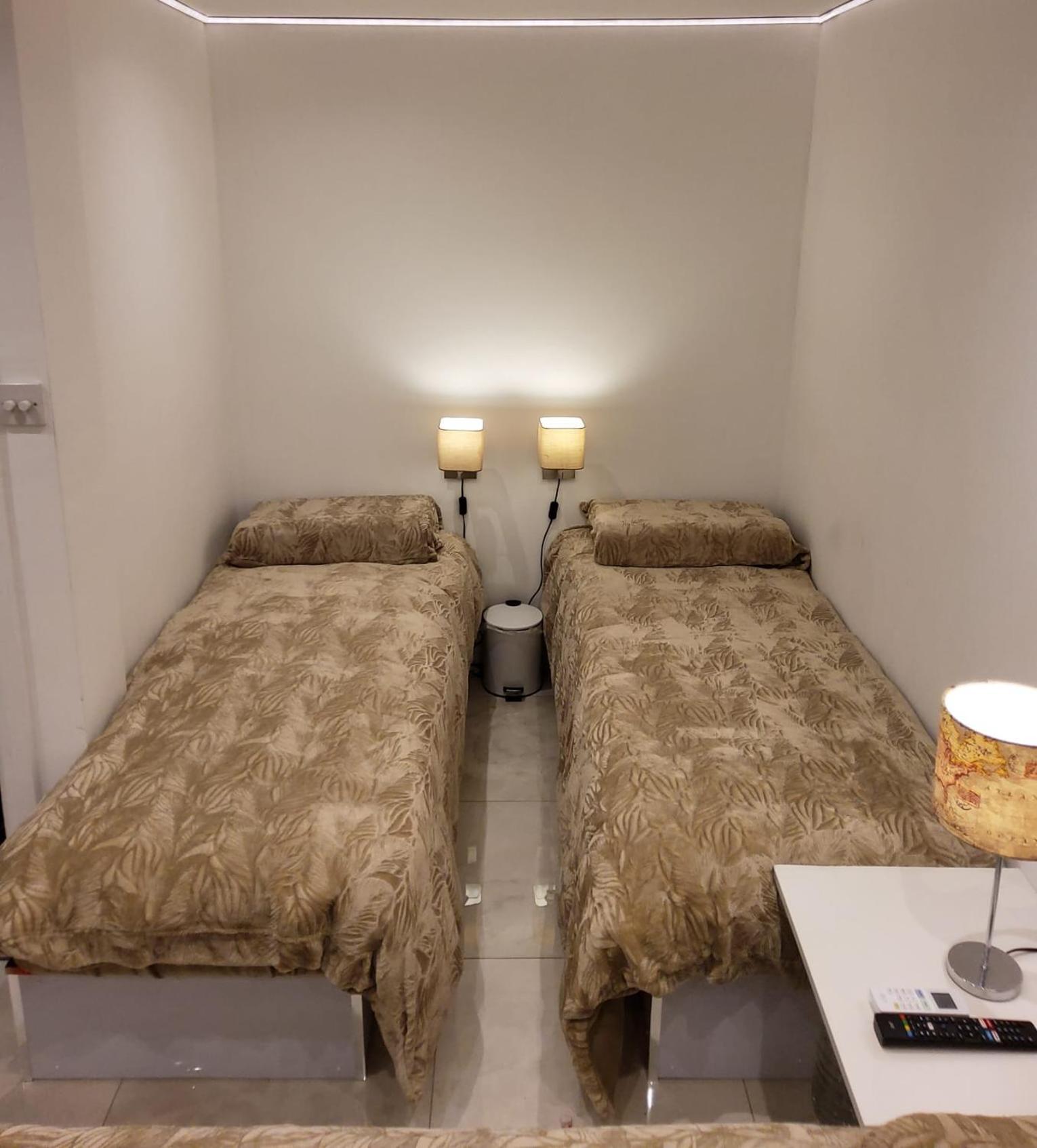 Air Conditioned Modern Double Bed Room With Private Attached Bathroom - Free Parking - Near London Heathrow Airport & Southall Broadway Bagian luar foto