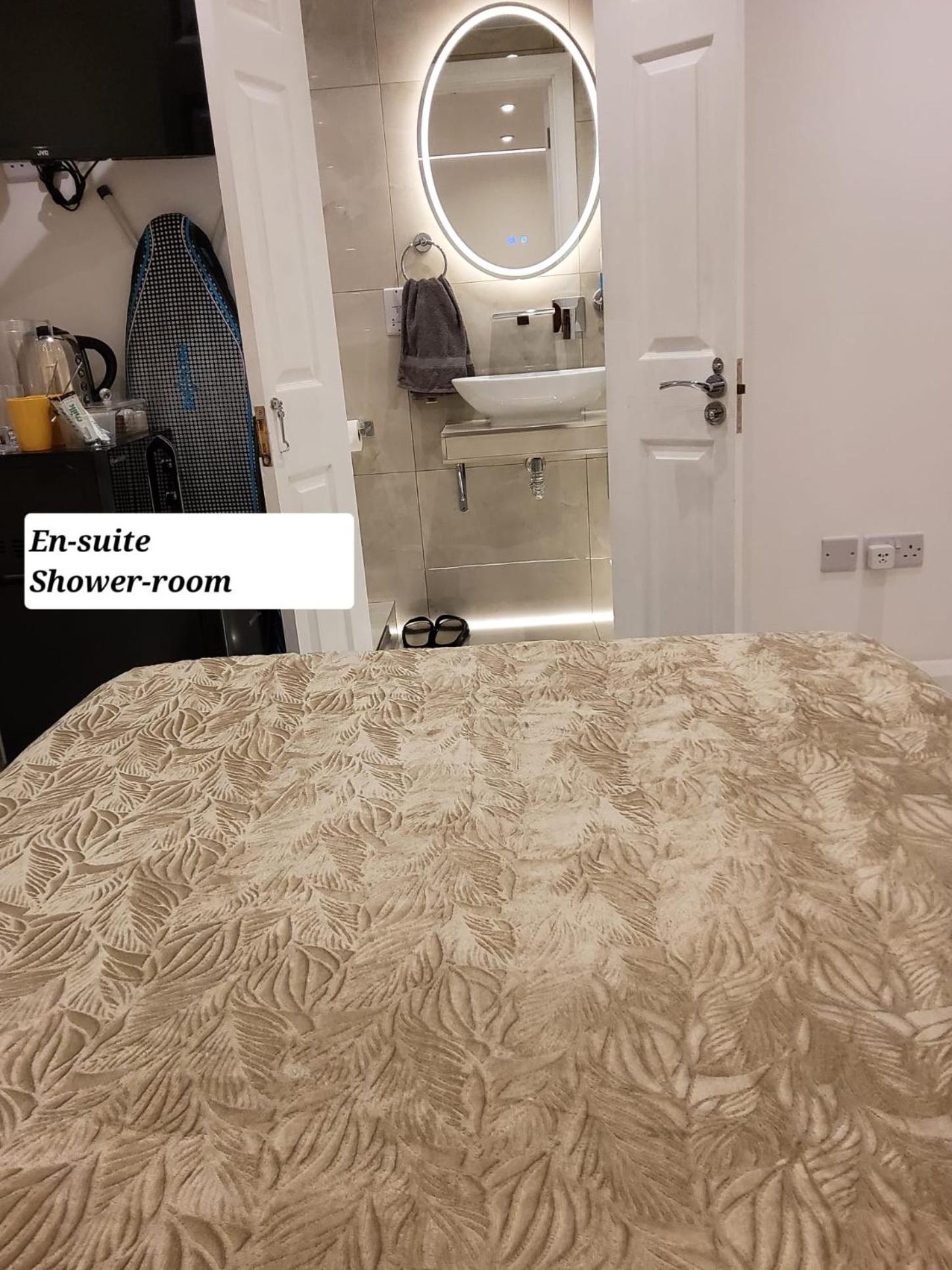 Air Conditioned Modern Double Bed Room With Private Attached Bathroom - Free Parking - Near London Heathrow Airport & Southall Broadway Bagian luar foto